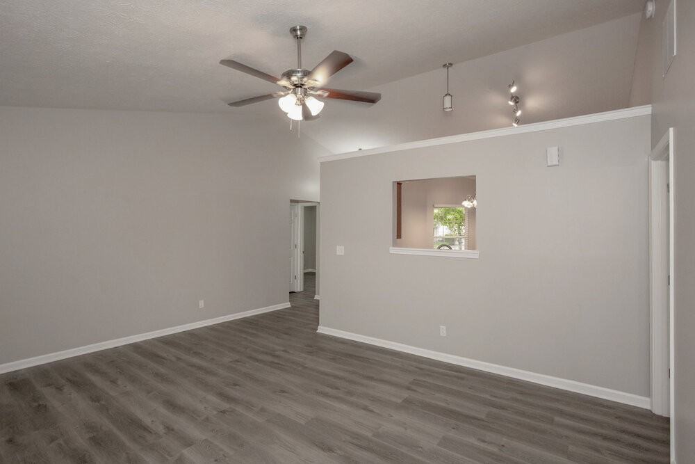 935 N Mill Run Blvd - Photo 5 of 16