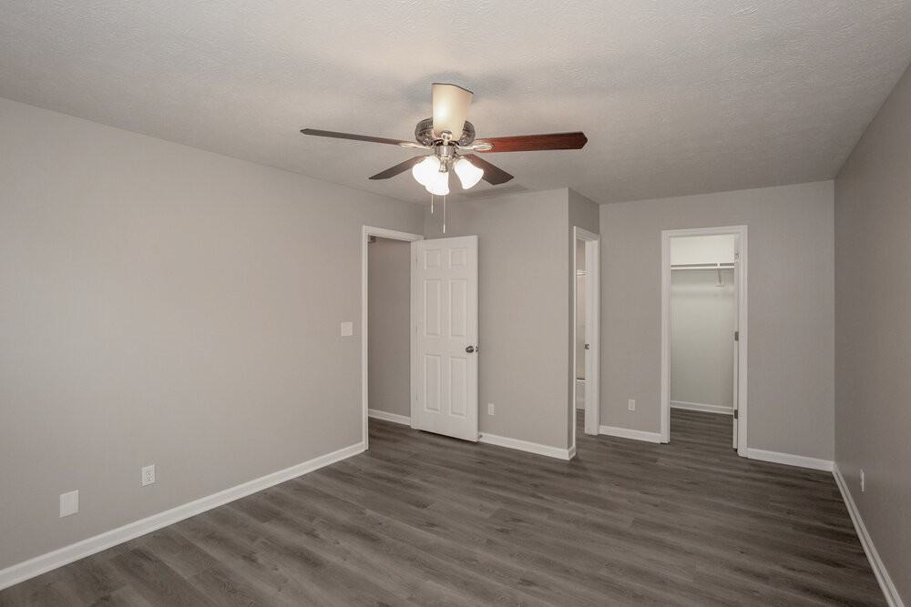 935 N Mill Run Blvd - Photo 7 of 16
