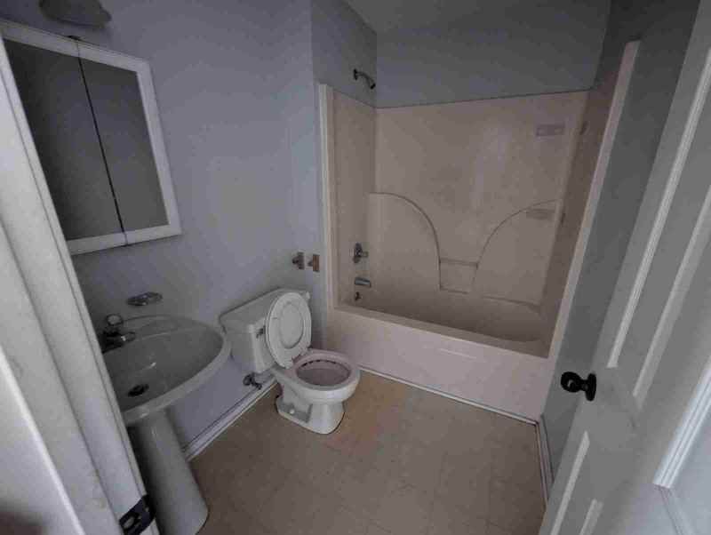 5788 Metropolis Lake Rd #B - Photo 4 of 5