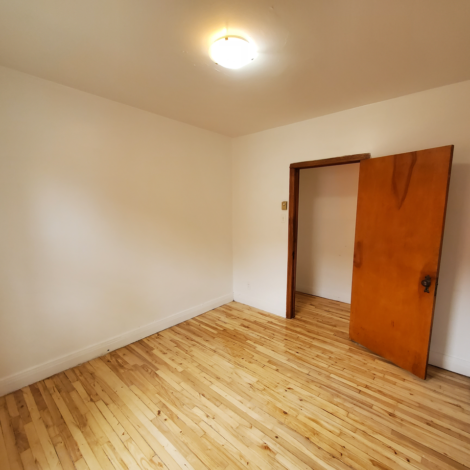 5120 Avenue Jeanne-d'Arc #4 - Photo 3 of 11
