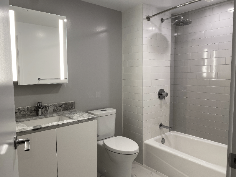 987 Queen St - Photo 4 of 9