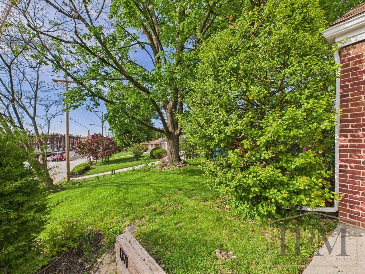 1371 Irving Rd - Photo 4 of 22