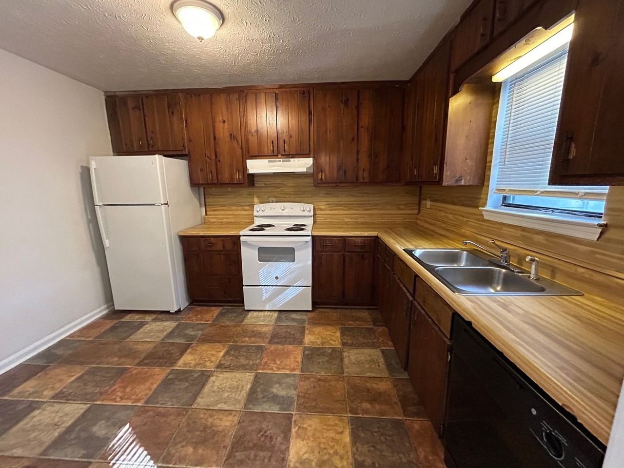8838 W Hills Ct - Photo 2 of 8