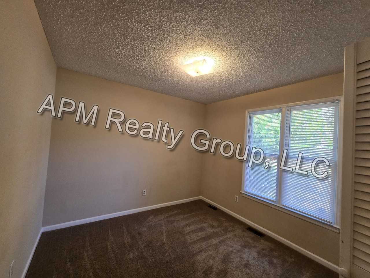 47 Woodpond Ct - Photo 3 of 12