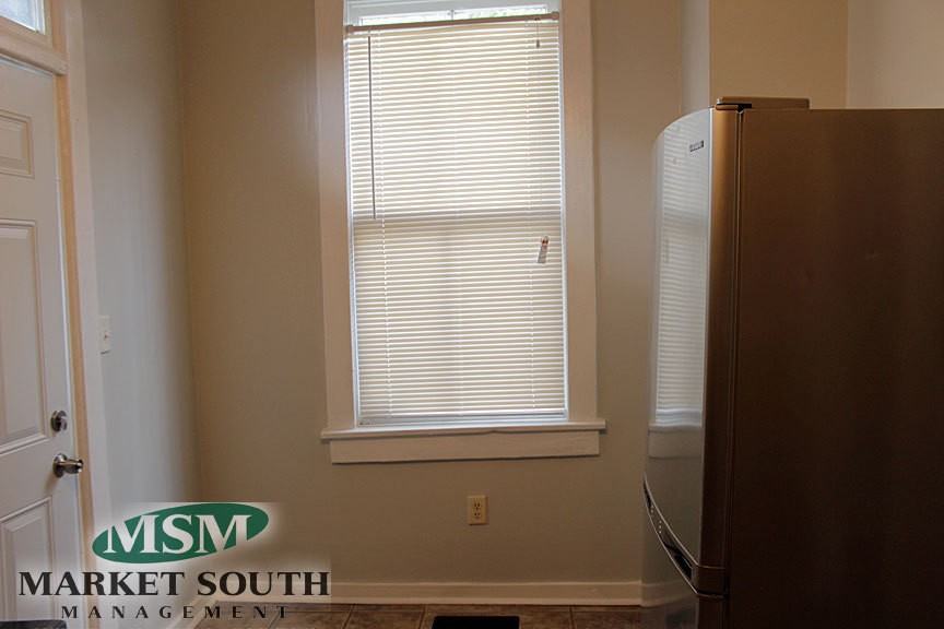402 E 32nd St - Photo 4 of 9