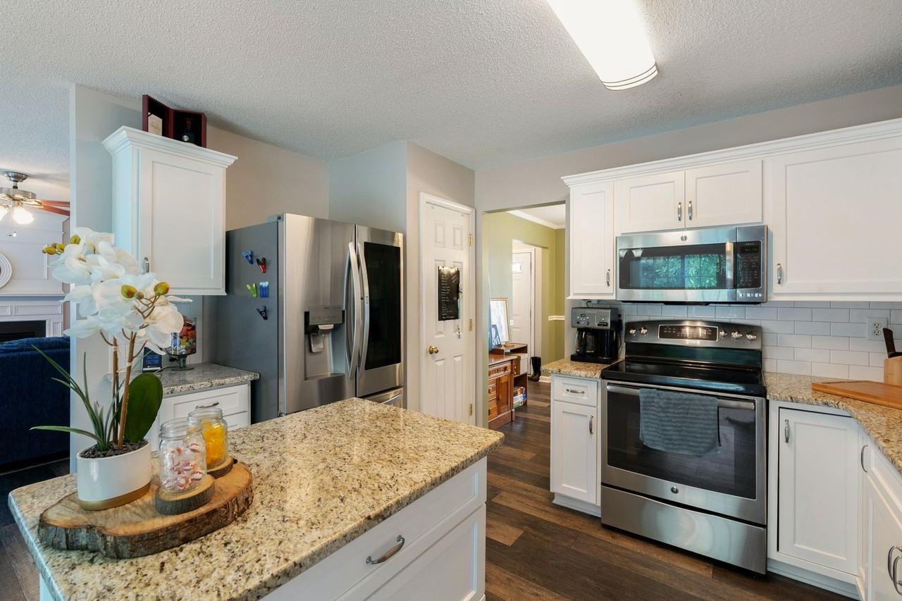 102 Bermuda Green Dr - Photo 2 of 24