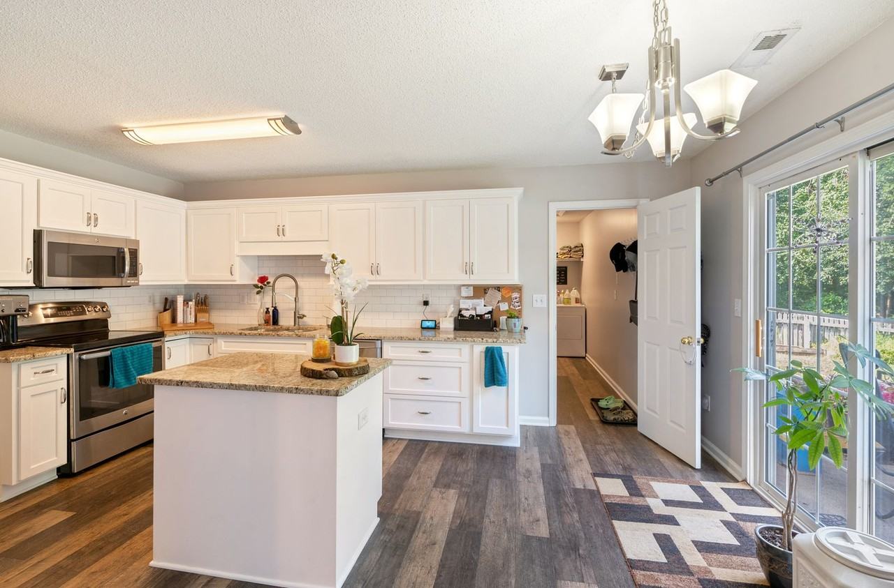 102 Bermuda Green Dr - Photo 3 of 24