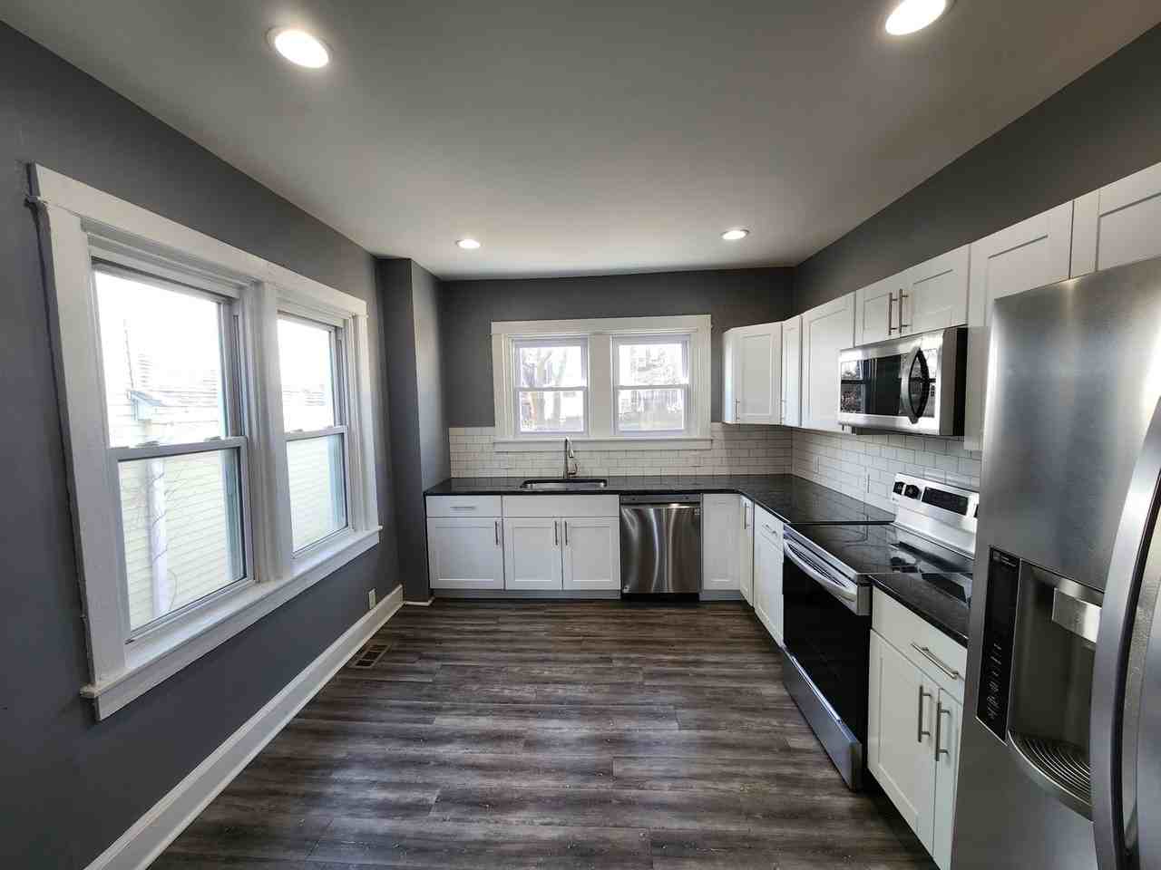 1424 Summit St - Photo 2 of 19