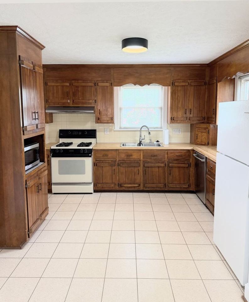 1121 Chestnut Hill Dr - Photo 3 of 13