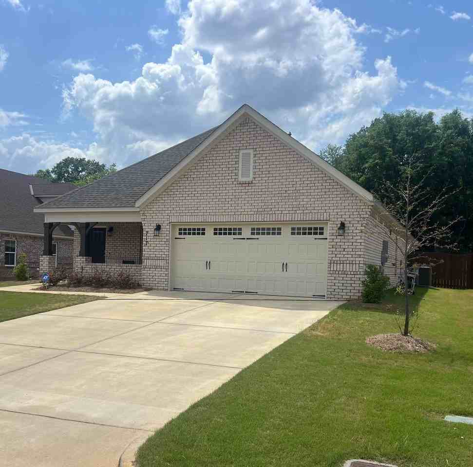 717 Harbin Dr - Photo 2 of 2