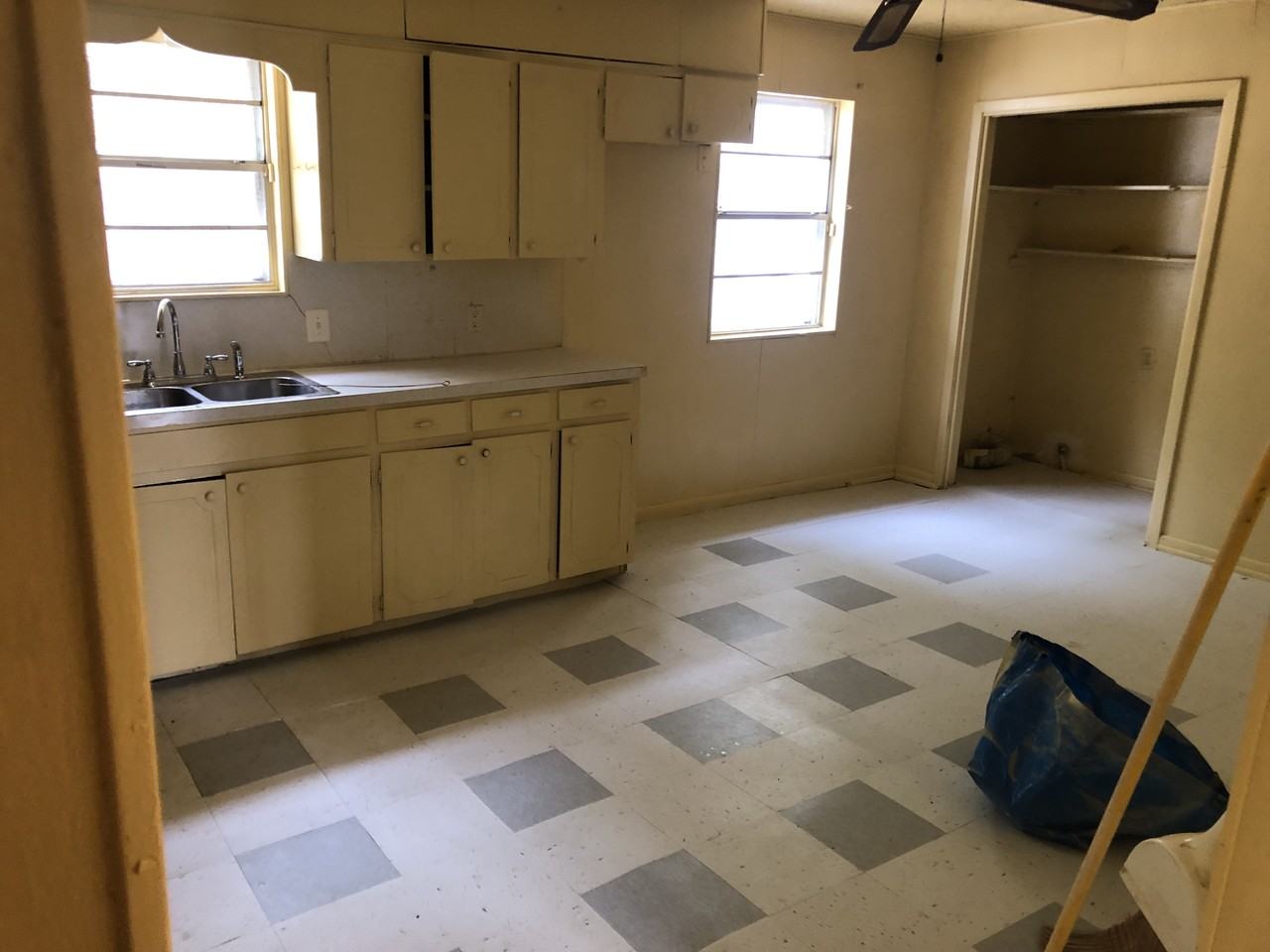 1321 West 57th Street #NA - Photo 2 of 12