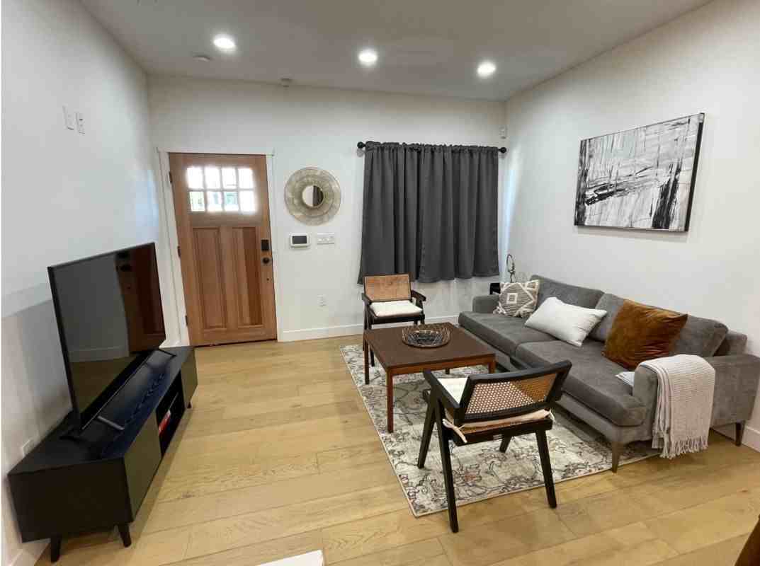 5123 Rockland Ave - Photo 4 of 17