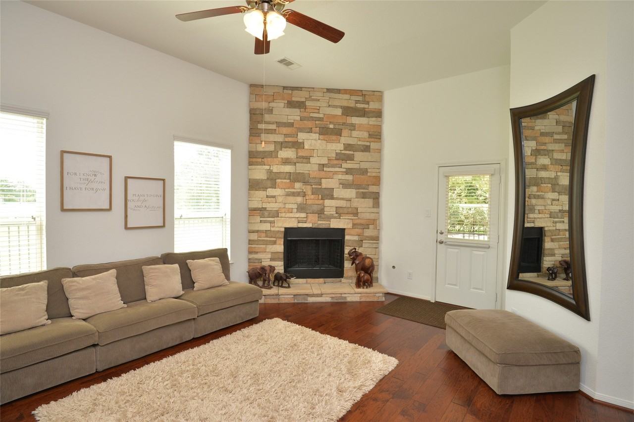 18918 Cove Pointe Dr - Photo 3 of 27