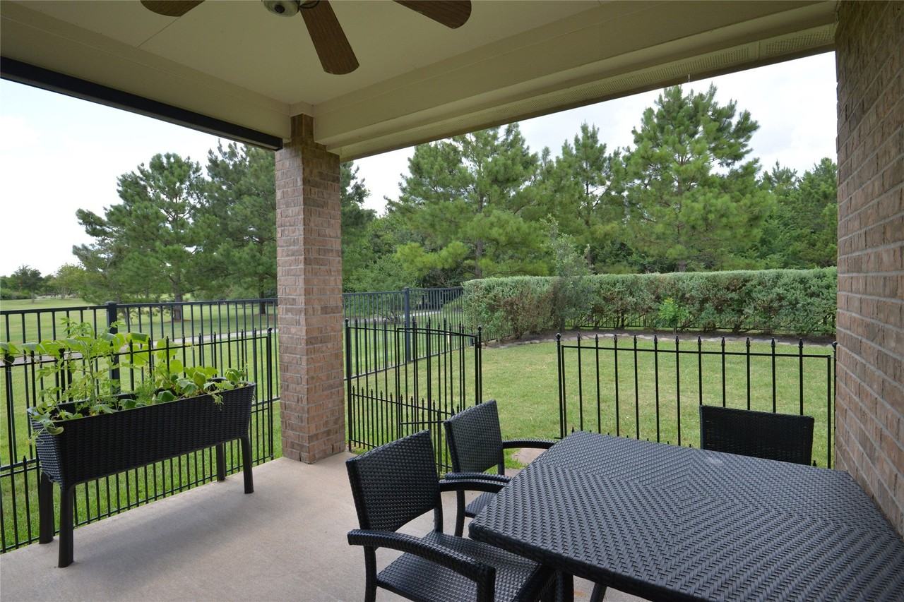 18918 Cove Pointe Dr - Photo 4 of 27