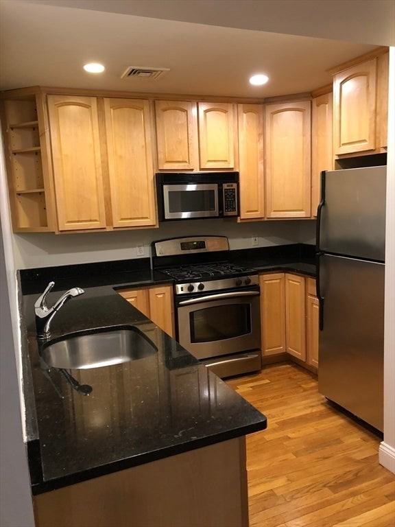 135 Calumet St - Photo 2 of 13