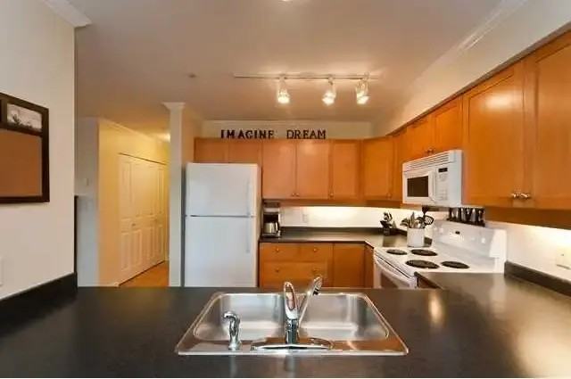 38 Seventh Ave #302 - Photo 3 of 8