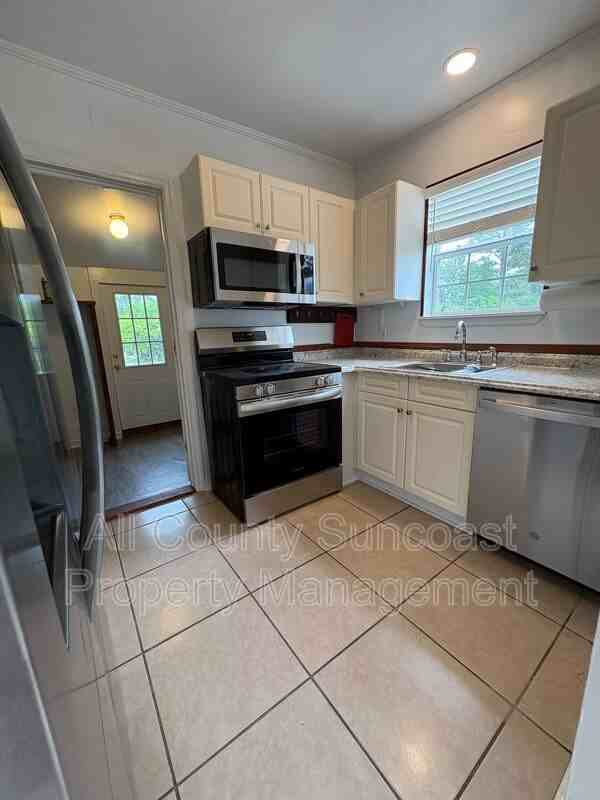 1017 Young St - Photo 3 of 13