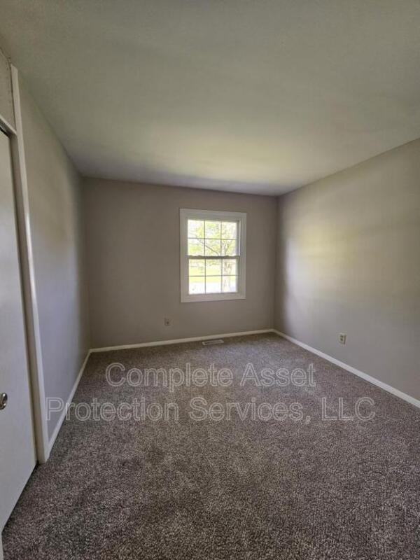 412 Nantucket Rd - Photo 2 of 10