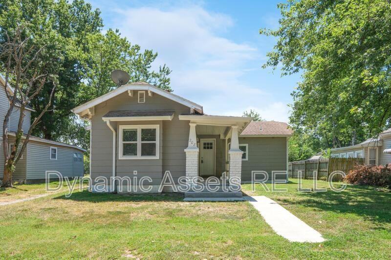 208 E Park St #A - Photo 5 of 20