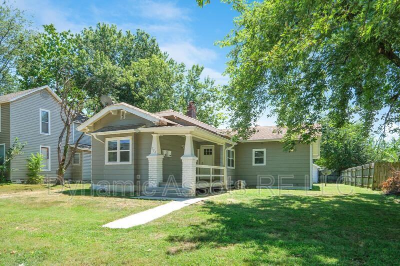 208 E Park St #A - Photo 6 of 20