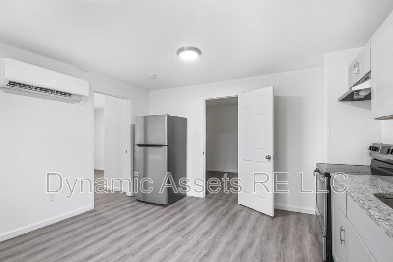 208 E Park St #A - Photo 3 of 20