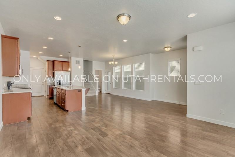 2353 N Holbrook Way - Photo 6 of 26