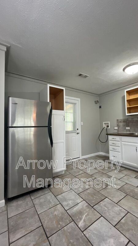 6824 Logan Ave - Photo 3 of 16