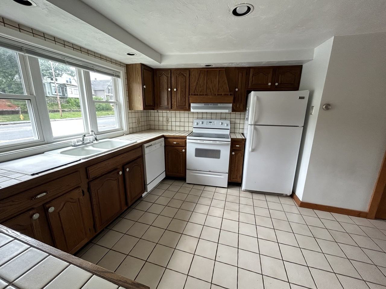 131 Lake Avenue - Photo 2 of 43