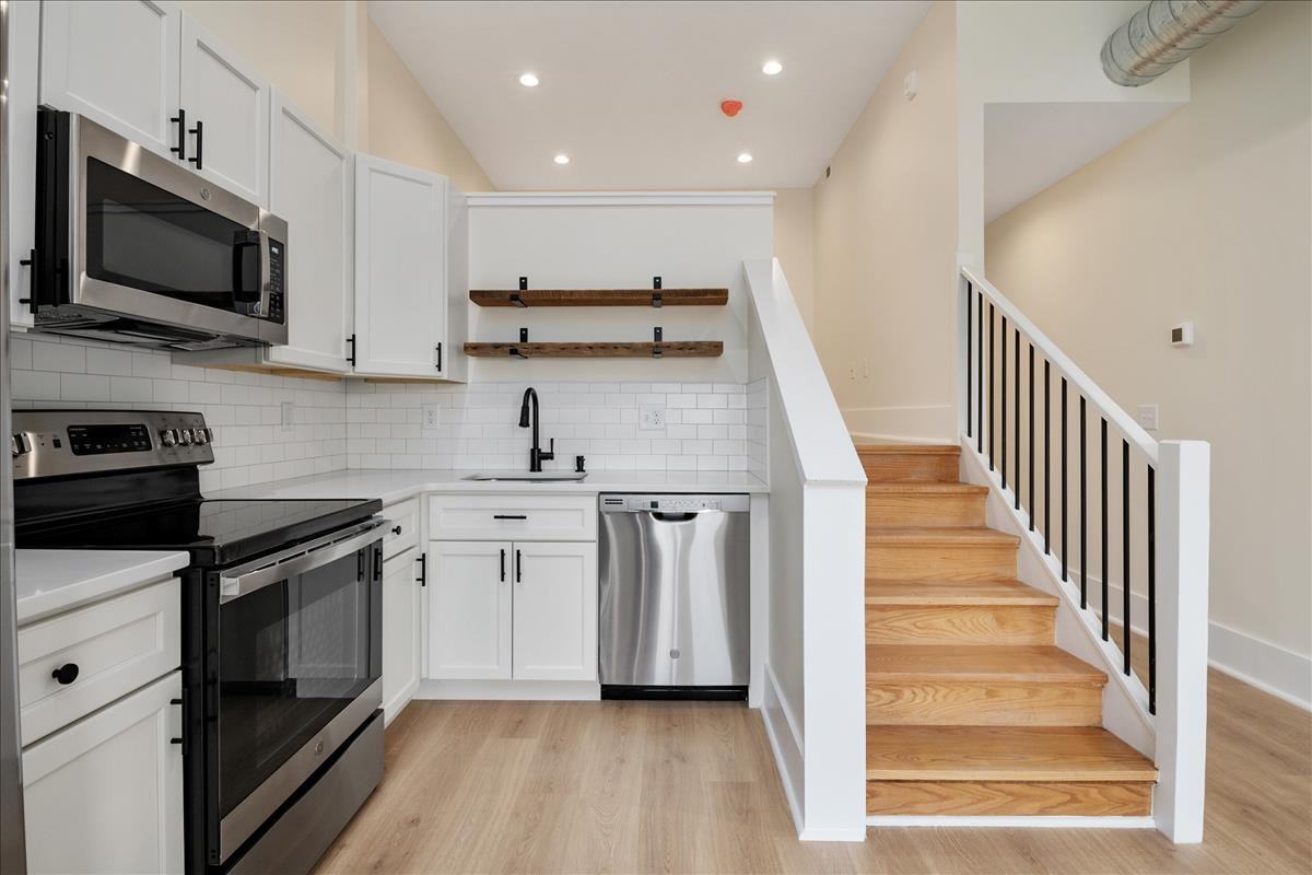 631 S Broadway - APT 301 - Photo 3 of 21