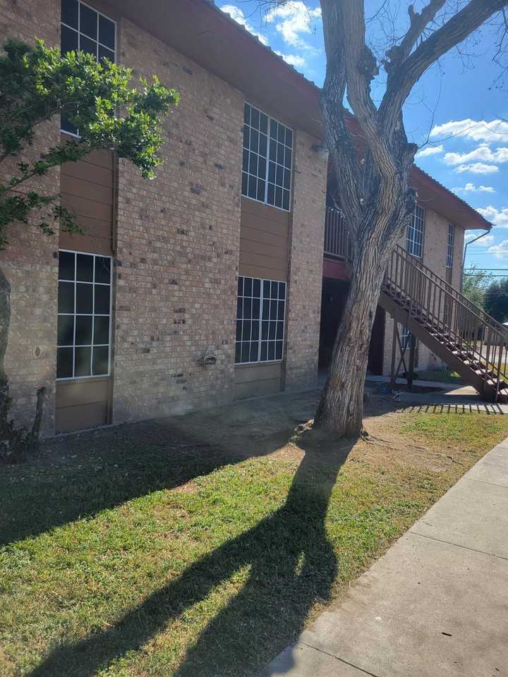 600 East Crockett Street - Photo 2 of 46