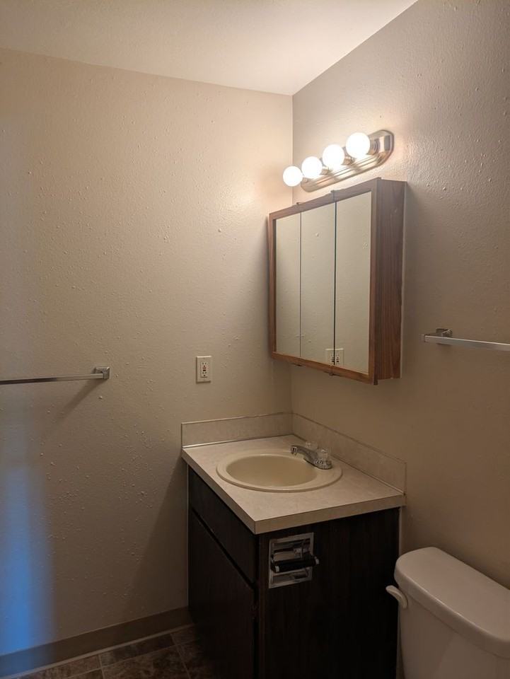 Kingston Manor - Photo 4 of 17