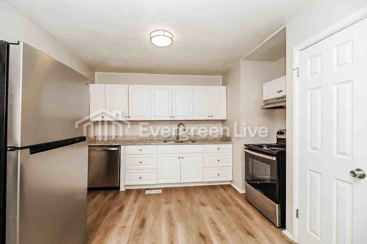 711 September Ln - Photo 3 of 13