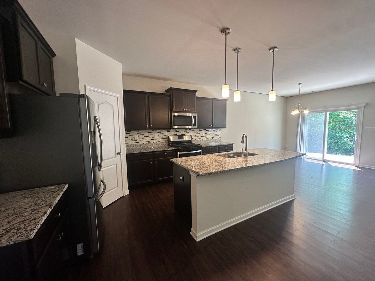 11812 Beacon Ct - Photo 3 of 35