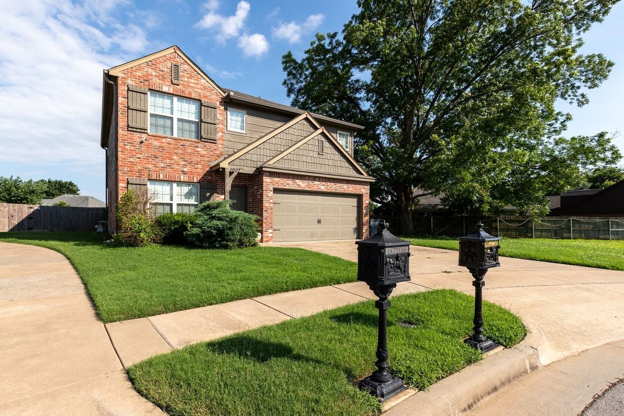 1007 N Sycamore Pl - Photo 3 of 40