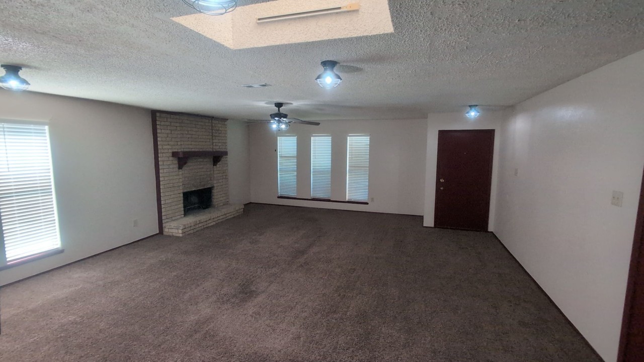 3705 EOM - Photo 3 of 9