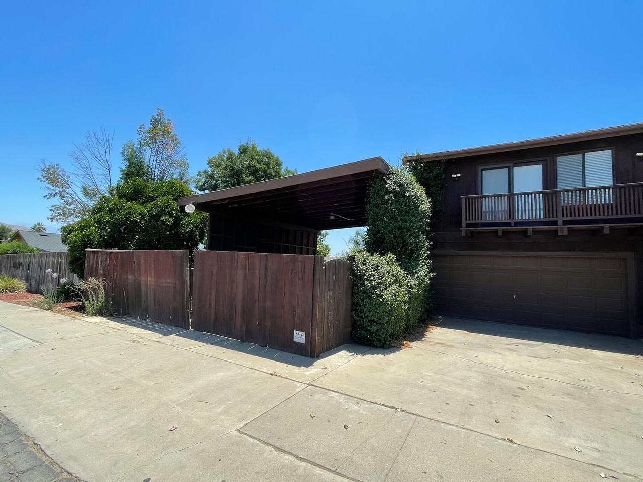 798 N Pepper St - Photo 3 of 46