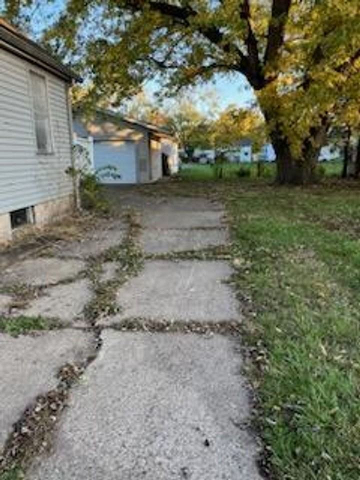 2337 20th St Ne - Photo 2 of 9