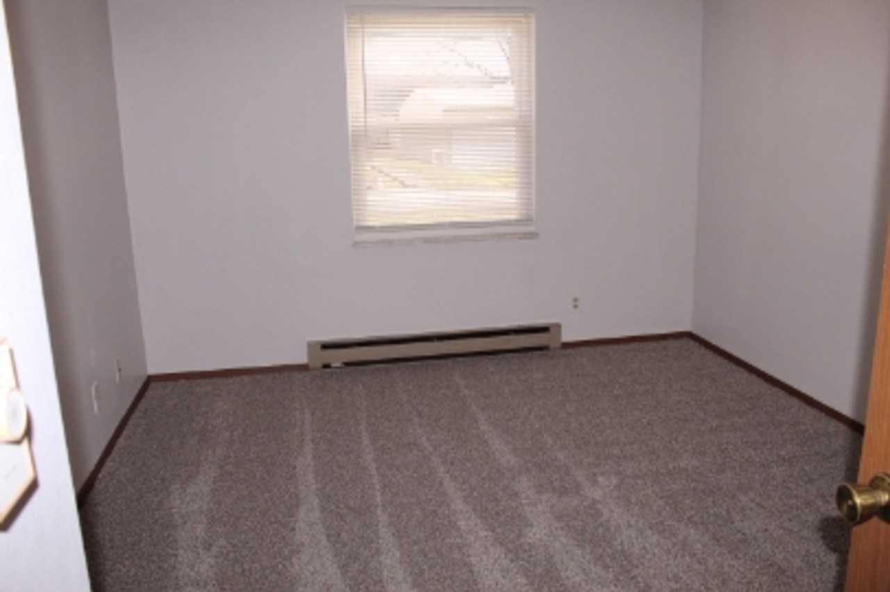 520 N Oak St - Photo 3 of 5