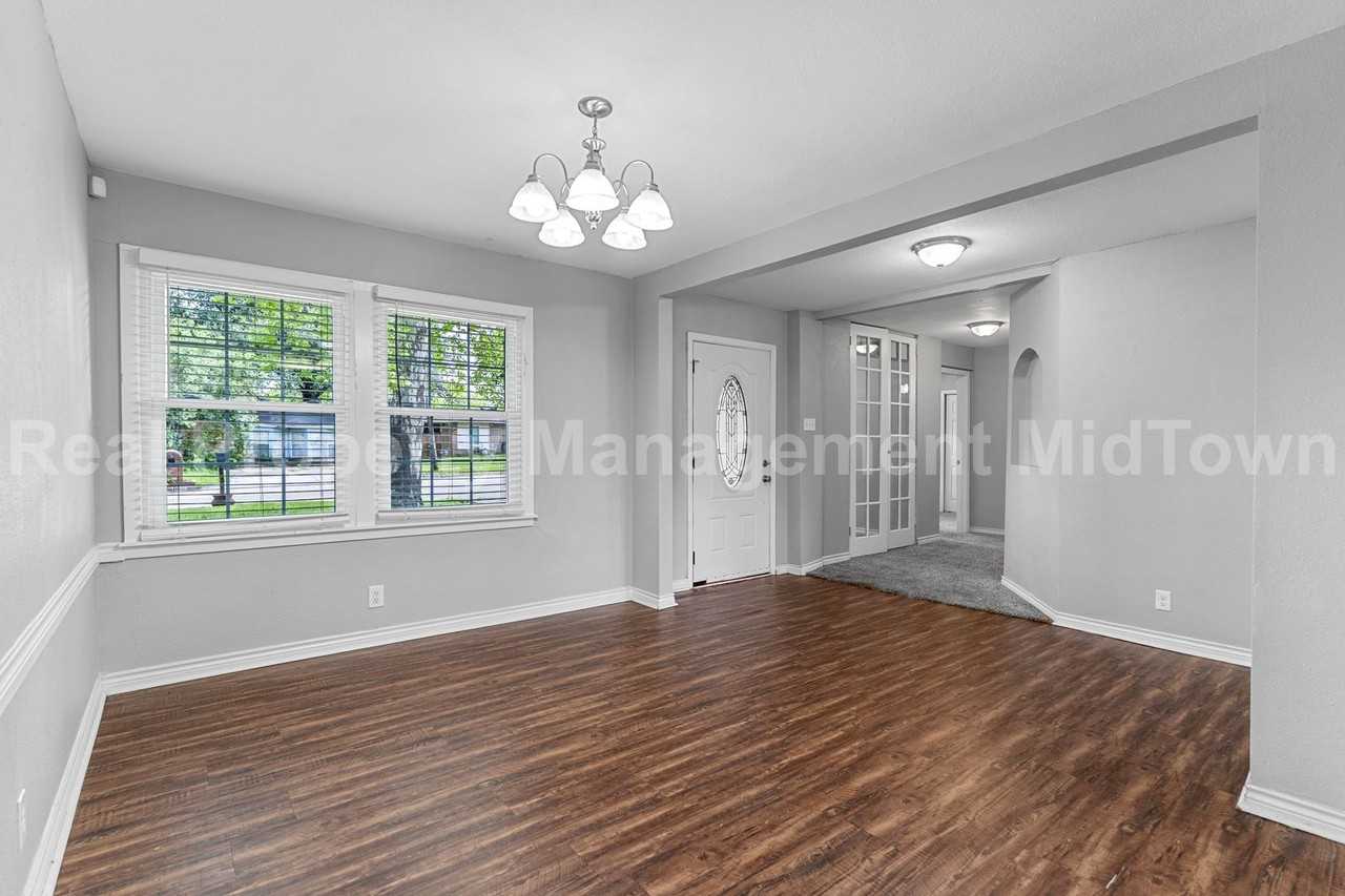 2211 Huntington Dr - Photo 2 of 20