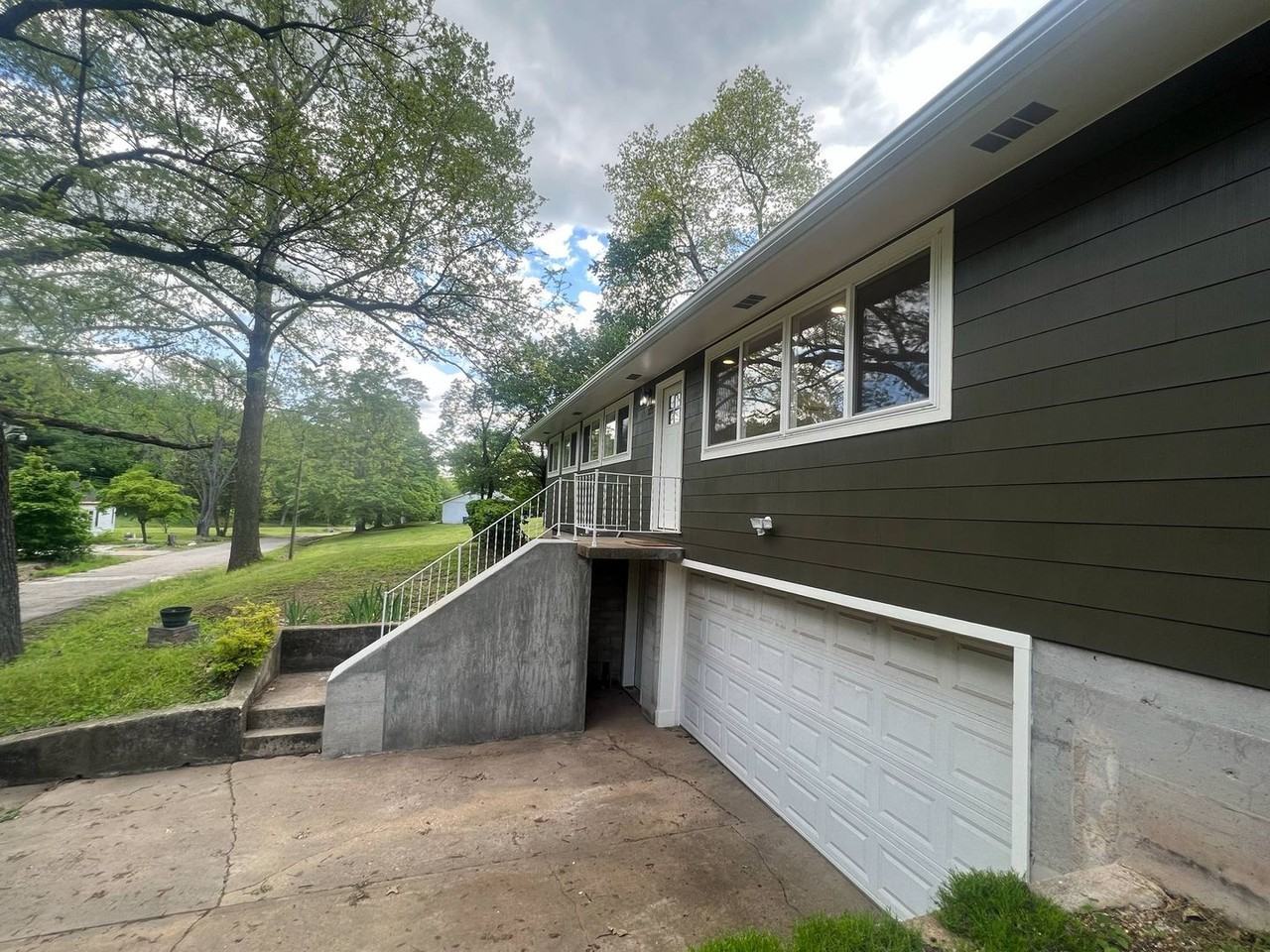 222 Valley St - Photo 2 of 25