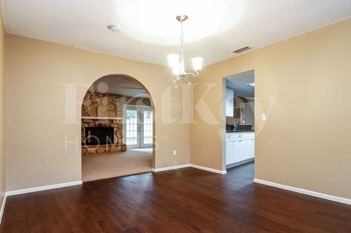 2268 Riverside Dr N - Photo 2 of 7