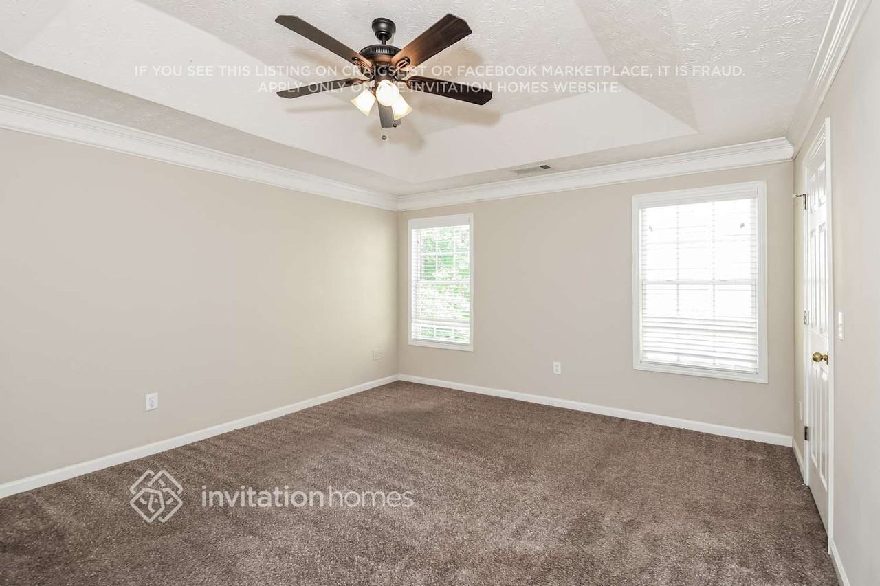 2802 Wynhaven Oaks Way - Photo 4 of 10