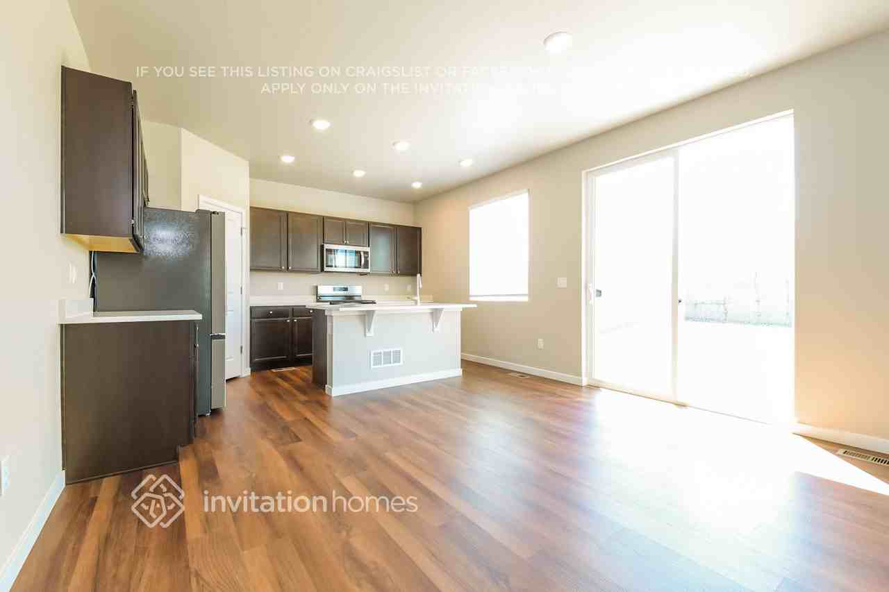 452 Elbert St - Photo 6 of 18