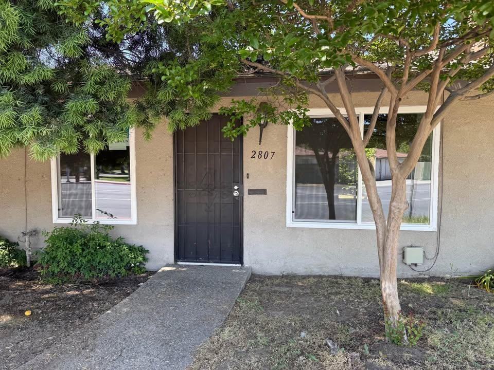2807 N Fresno St - Photo 2 of 11