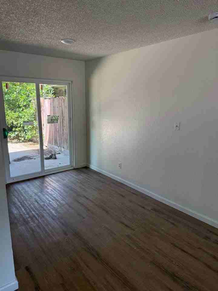2807 N Fresno St - Photo 6 of 11