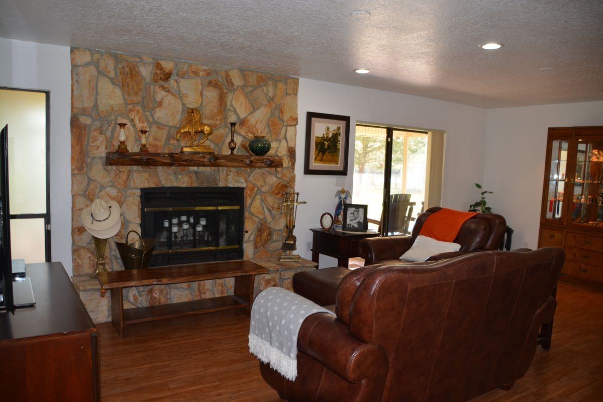 1045 Pine Island Rd - Photo 4 of 4