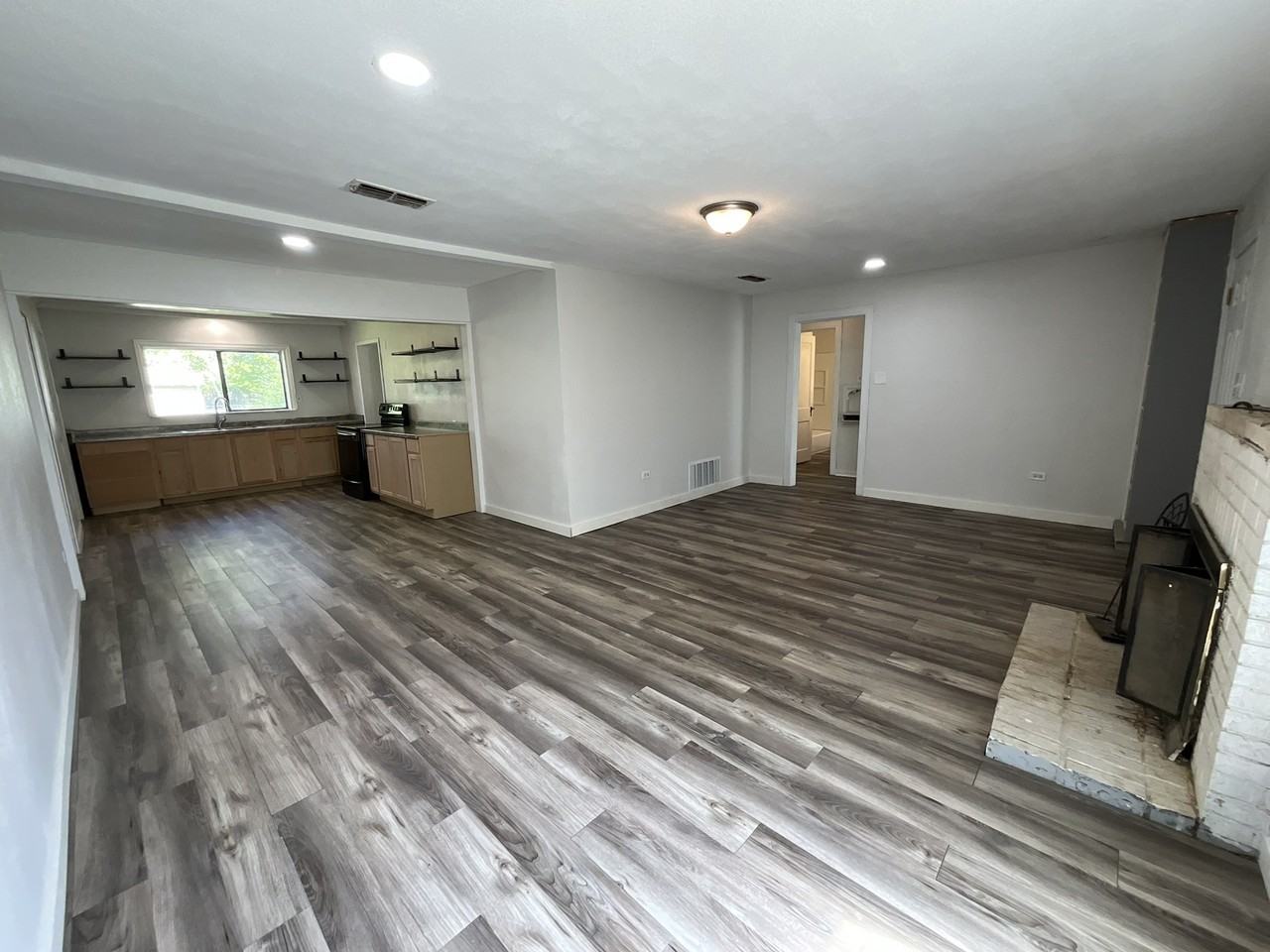 601 E Pine St - Photo 2 of 14