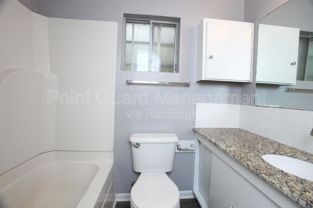 1710 N Harvard Ave #4 - Photo 7 of 10