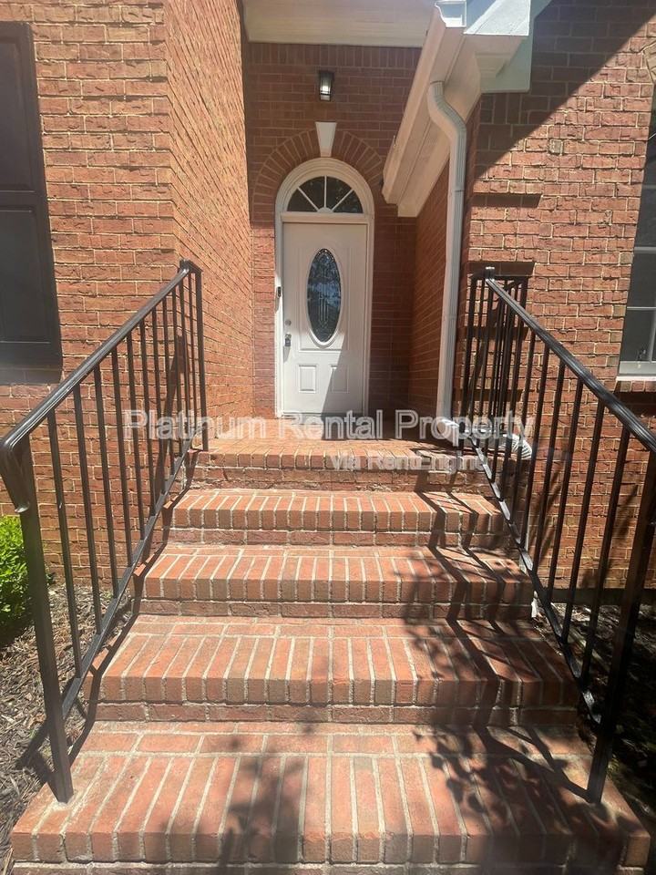 120 Colonnade Ave Sw - Photo 3 of 50