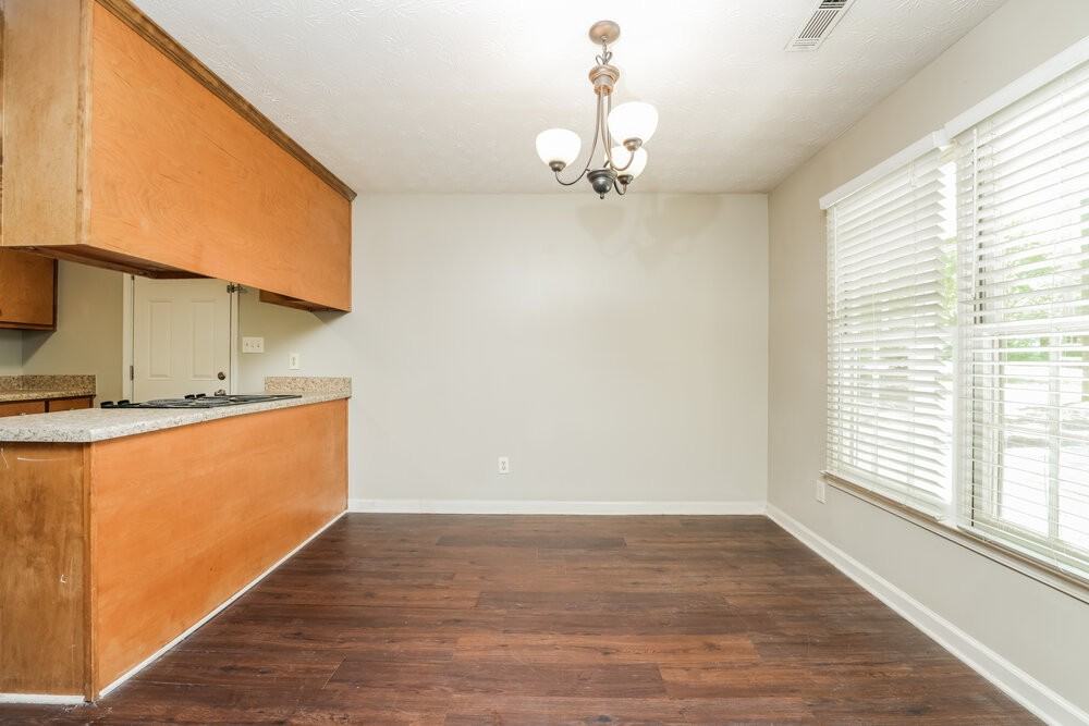 465 Rosehill Dr - Photo 5 of 16